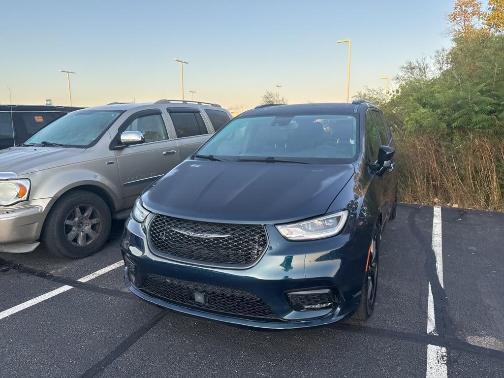 used 2025 Chrysler Pacifica car, priced at $37,800