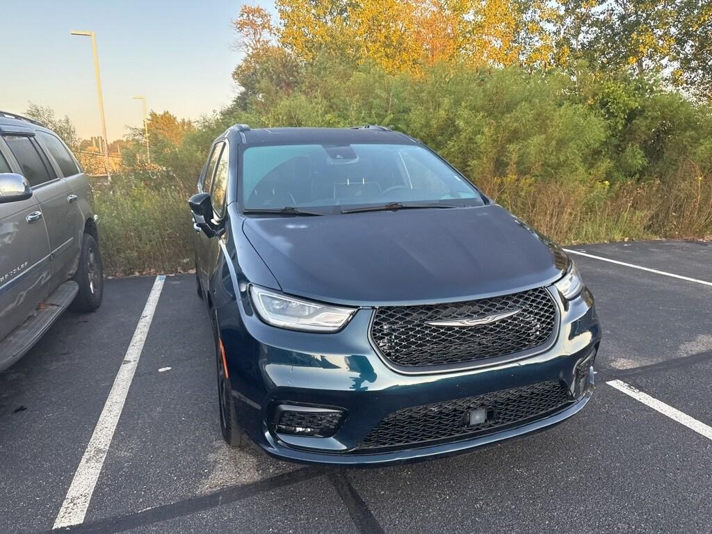 used 2025 Chrysler Pacifica car, priced at $37,800