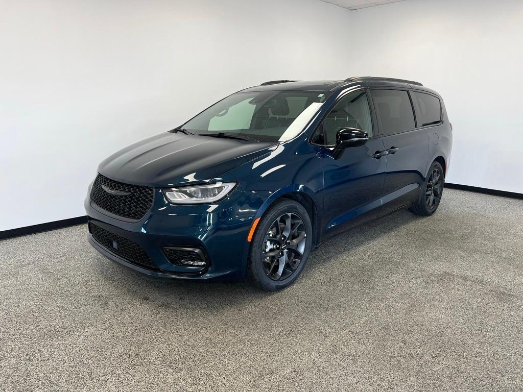 used 2025 Chrysler Pacifica car, priced at $37,800