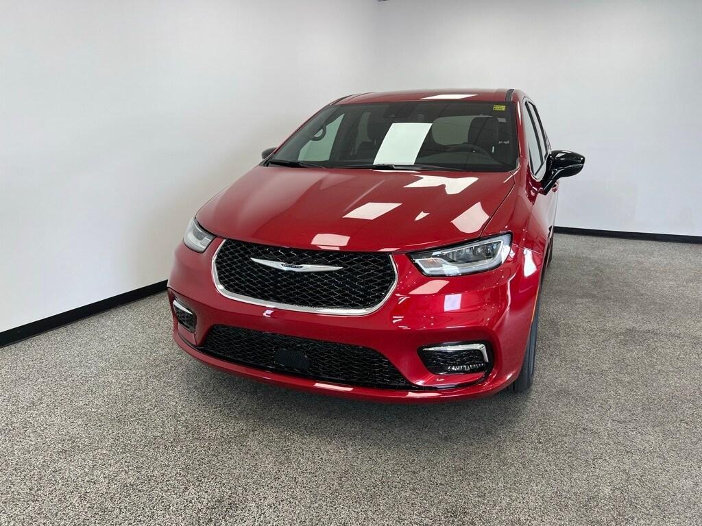 new 2025 Chrysler Pacifica car, priced at $40,719