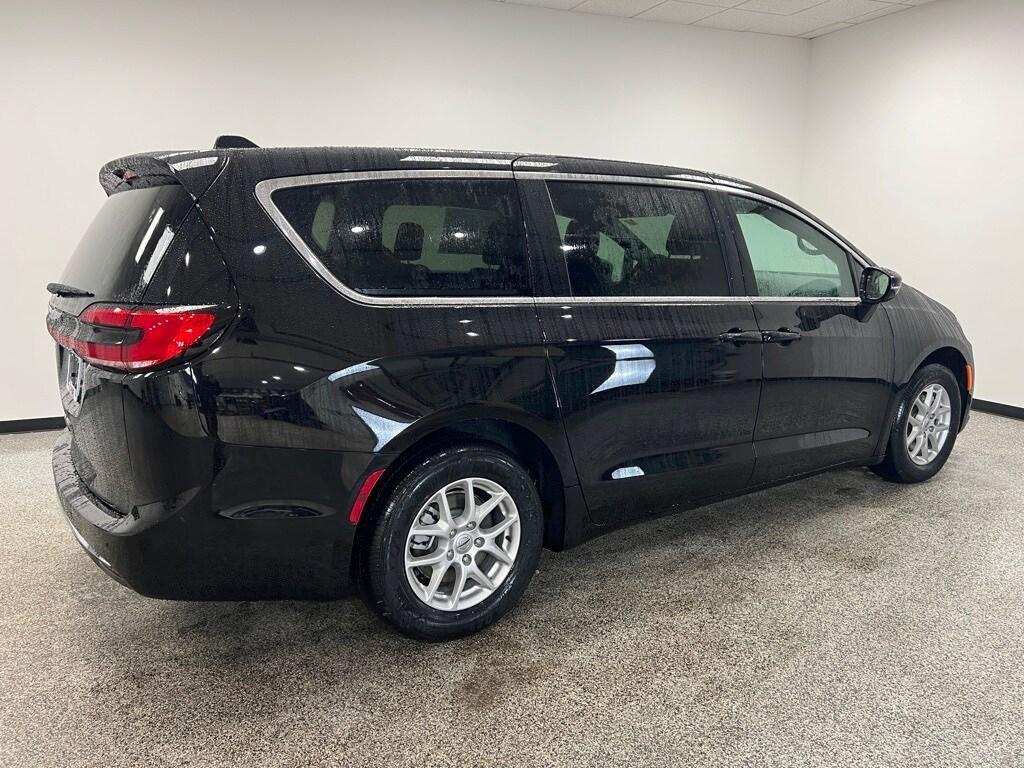 new 2025 Chrysler Pacifica car, priced at $41,930