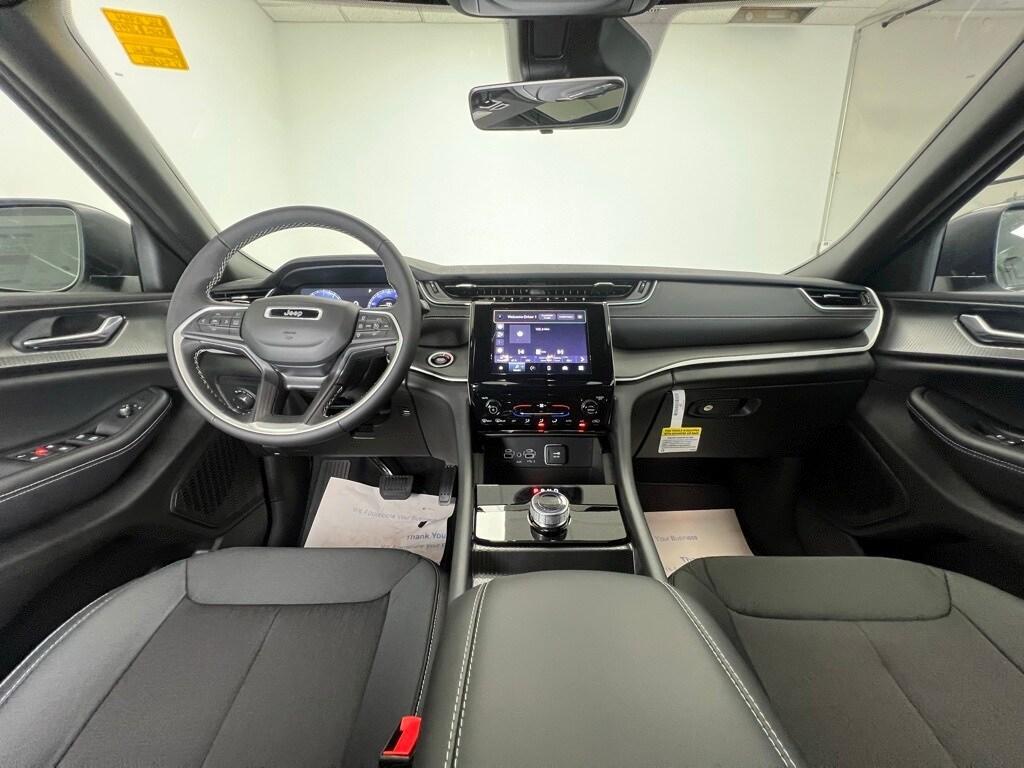 new 2025 Jeep Grand Cherokee car, priced at $33,818