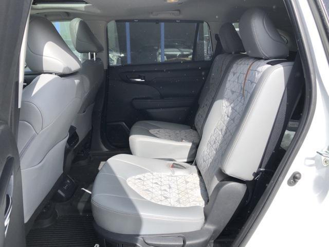 used 2022 Toyota Highlander Hybrid car, priced at $39,034
