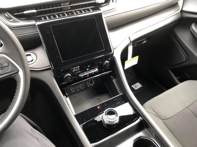 new 2025 Jeep Grand Cherokee car, priced at $40,426