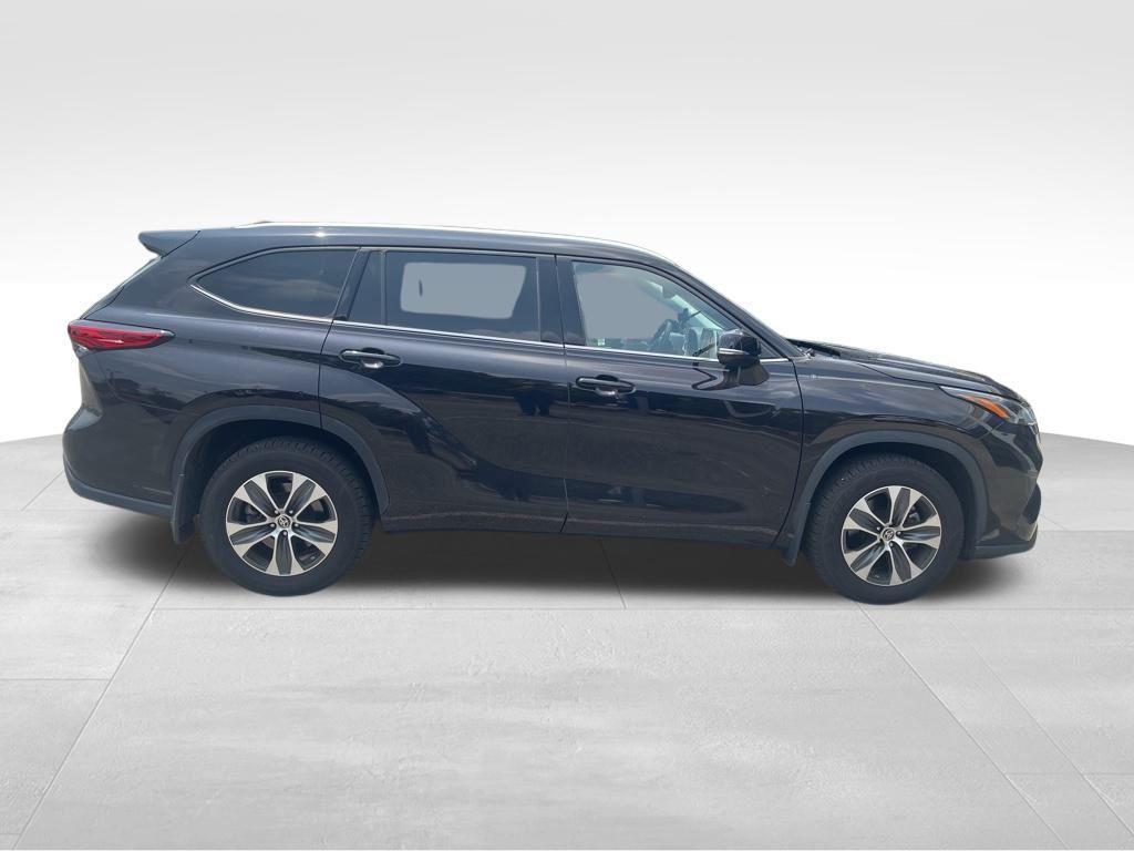 used 2022 Toyota Highlander car, priced at $37,593