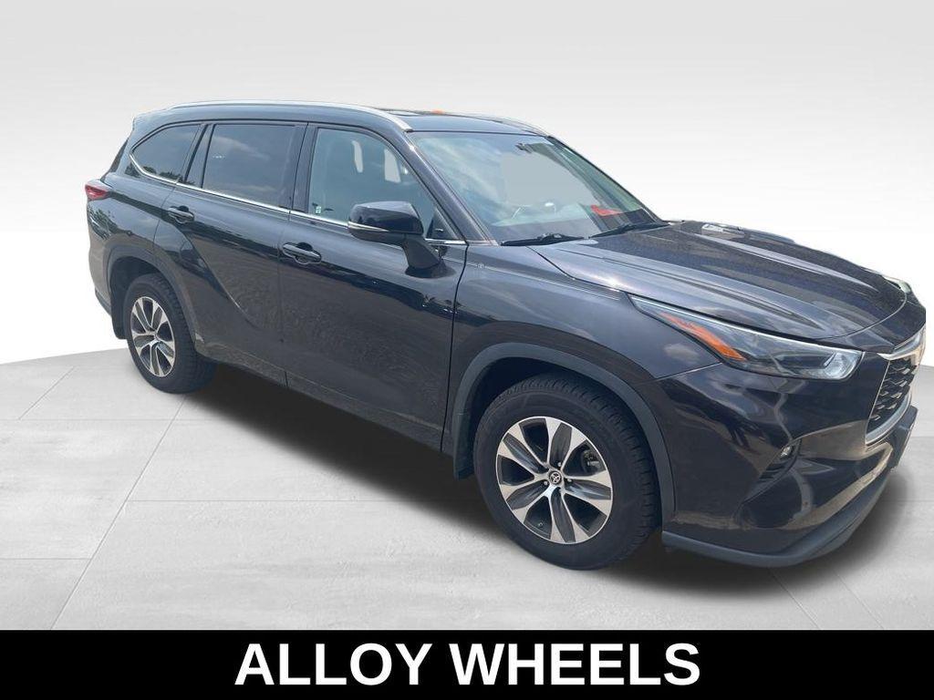 used 2022 Toyota Highlander car, priced at $37,593