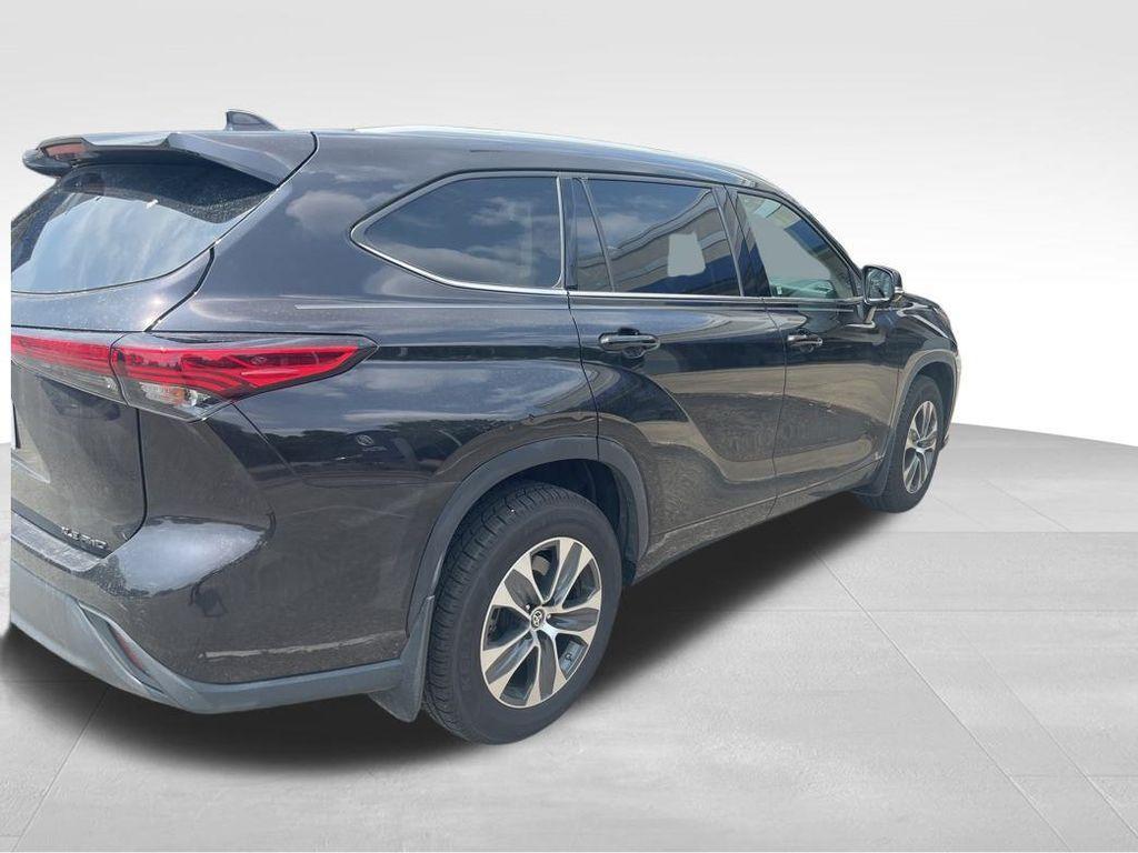 used 2022 Toyota Highlander car, priced at $37,593