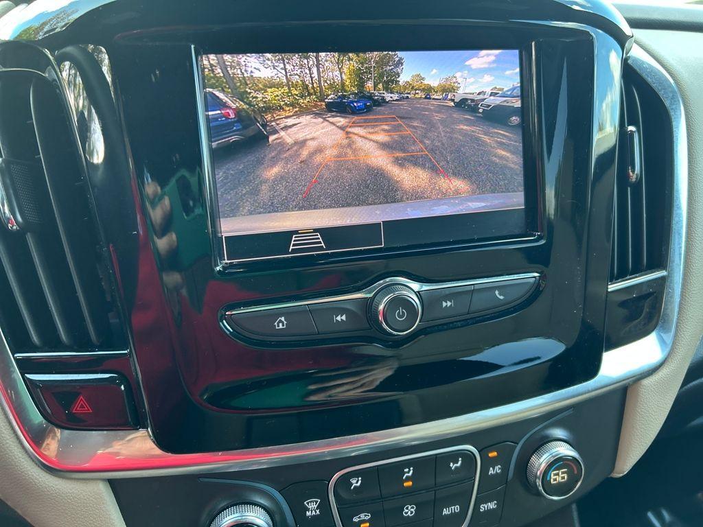 used 2022 Chevrolet Traverse car, priced at $17,888