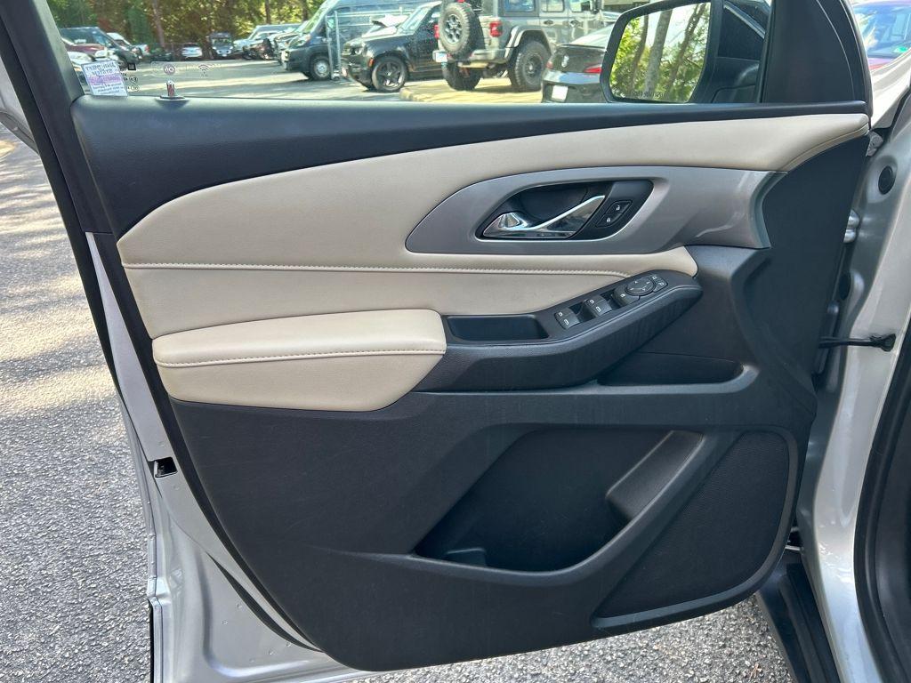 used 2022 Chevrolet Traverse car, priced at $17,888