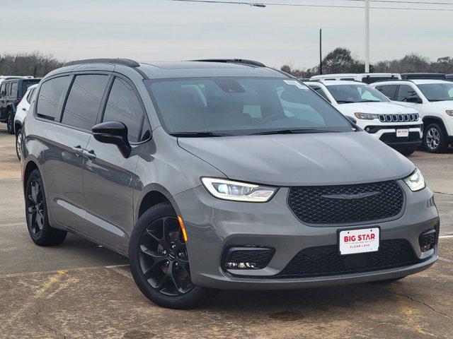 new 2025 Chrysler Pacifica car, priced at $43,175