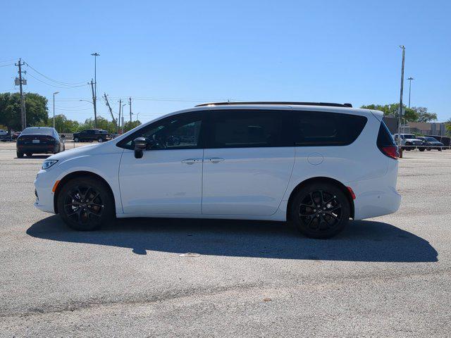 new 2024 Chrysler Pacifica car, priced at $37,606