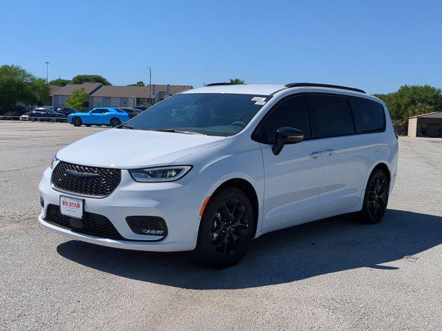 new 2024 Chrysler Pacifica car, priced at $37,606