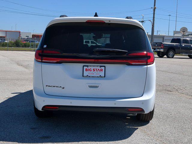 new 2024 Chrysler Pacifica car, priced at $37,606