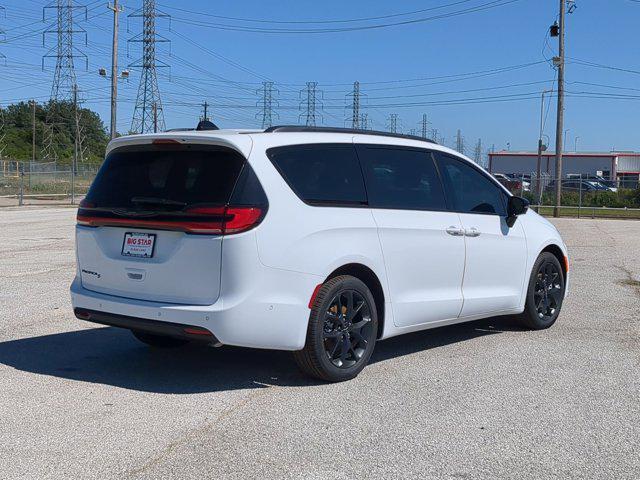 new 2024 Chrysler Pacifica car, priced at $37,606