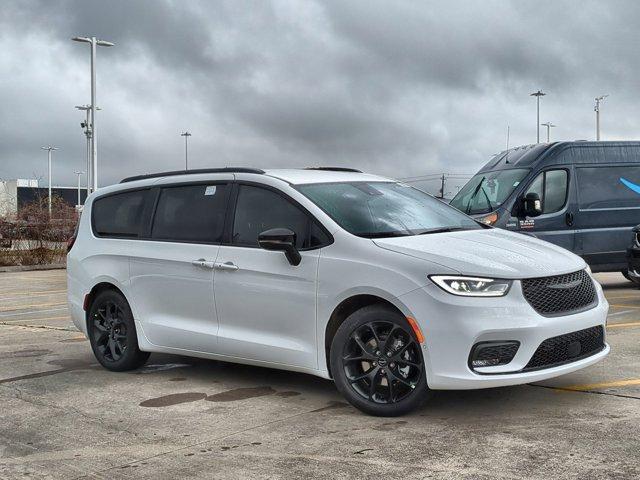 new 2024 Chrysler Pacifica car, priced at $43,829