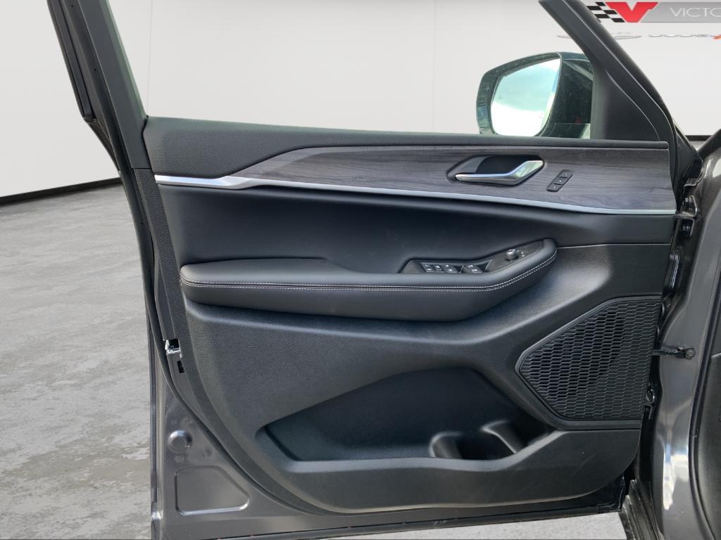 new 2025 Jeep Grand Cherokee car, priced at $41,256