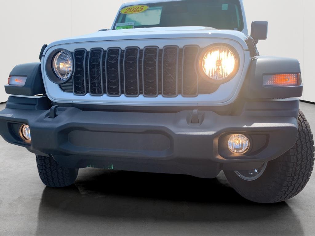 new 2025 Jeep Wrangler car, priced at $41,174