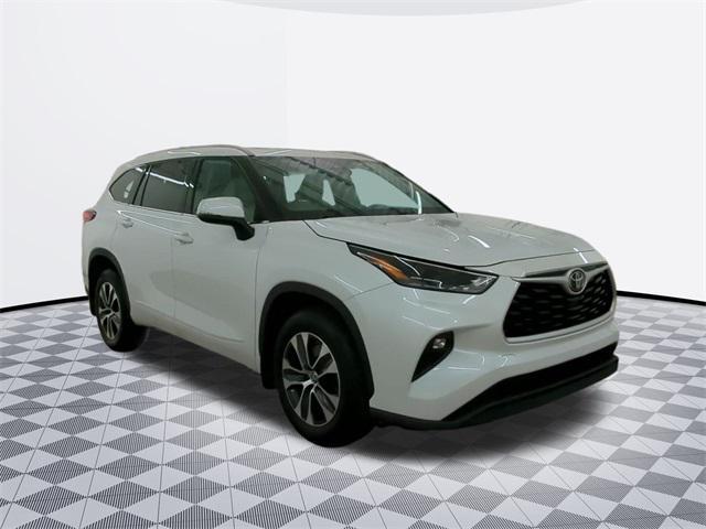 used 2022 Toyota Highlander car, priced at $32,500
