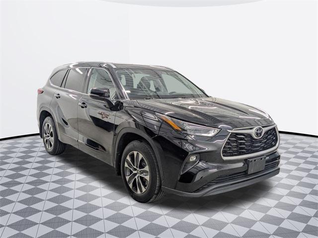 used 2022 Toyota Highlander car, priced at $35,500