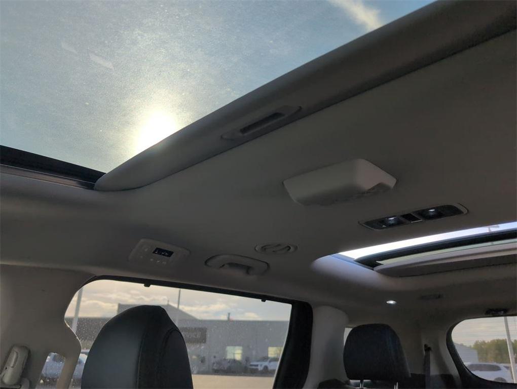 used 2025 Kia Carnival Hybrid car, priced at $41,977