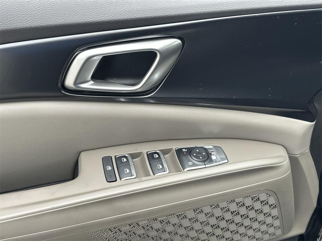 new 2025 Kia Carnival car, priced at $39,998