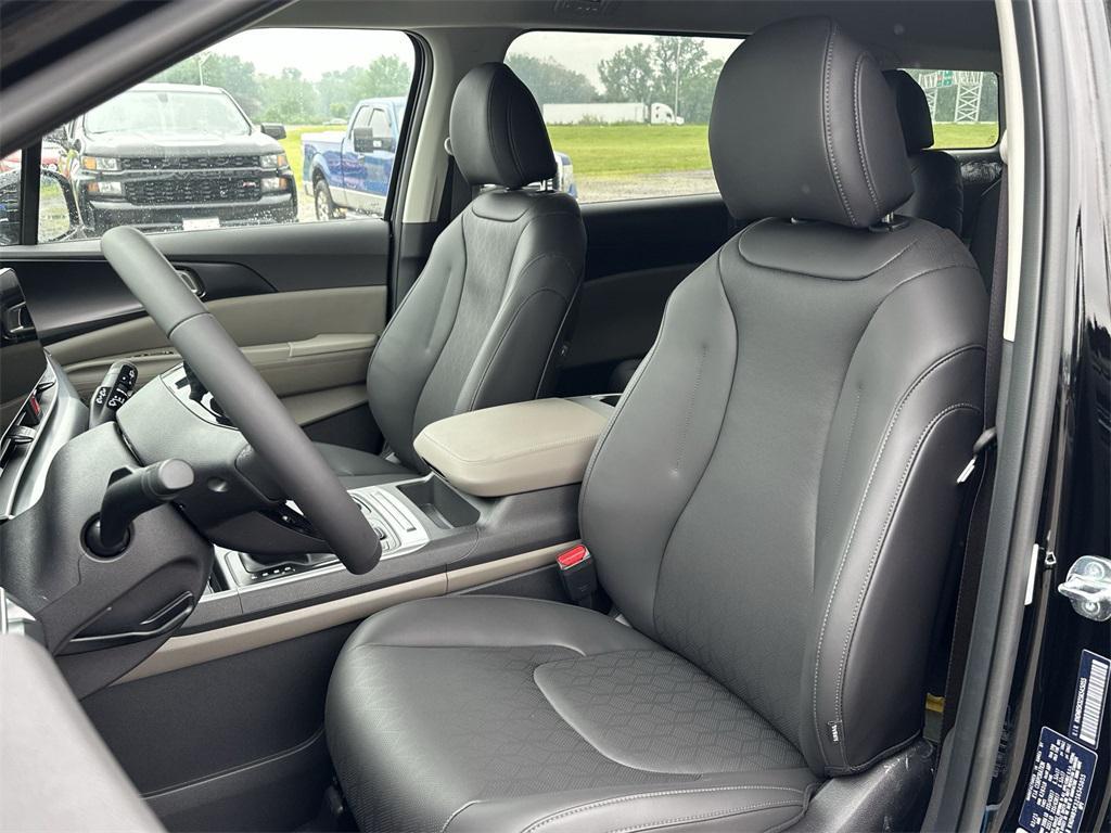 new 2025 Kia Carnival car, priced at $39,998