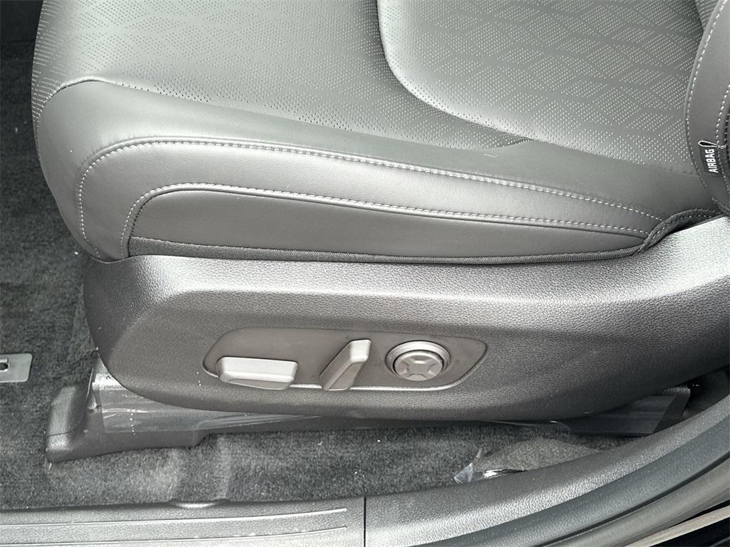 new 2025 Kia Carnival car, priced at $39,998