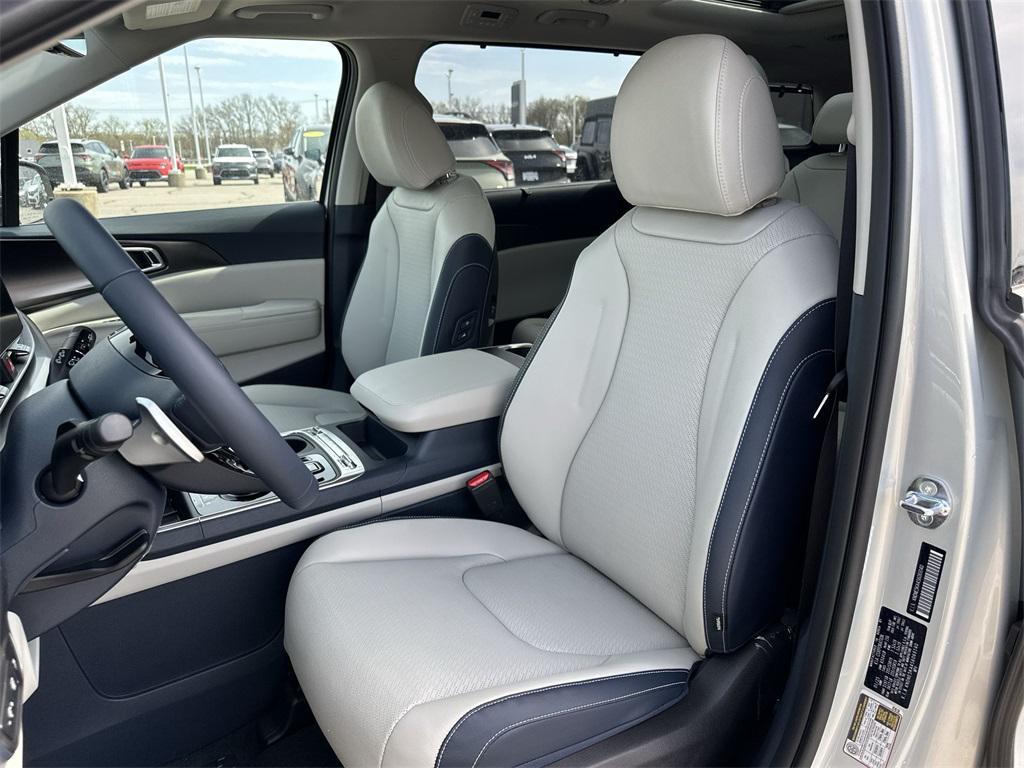 new 2025 Kia Carnival Hybrid car, priced at $53,021