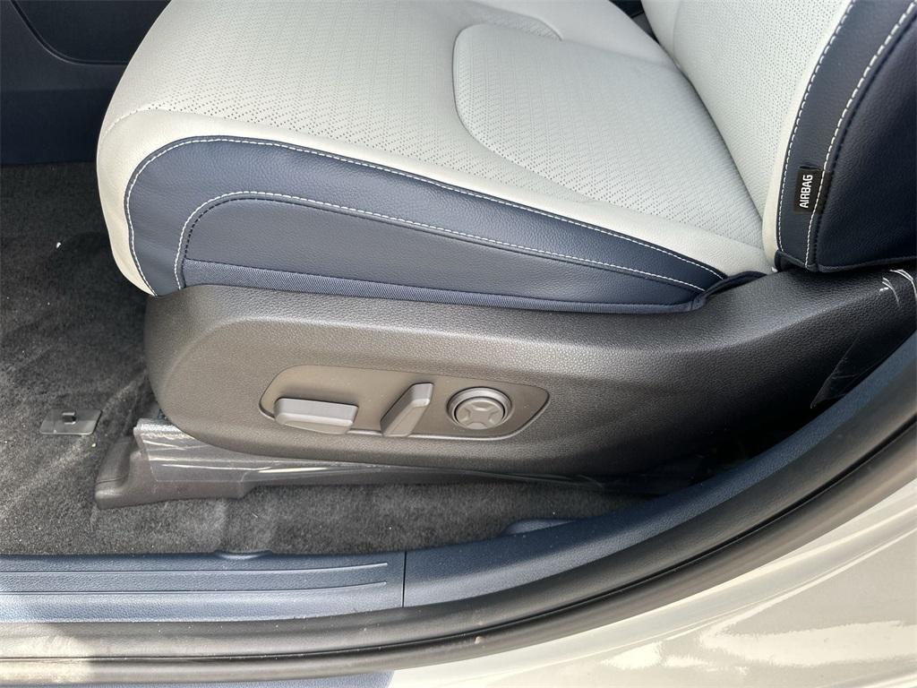 new 2025 Kia Carnival Hybrid car, priced at $53,021
