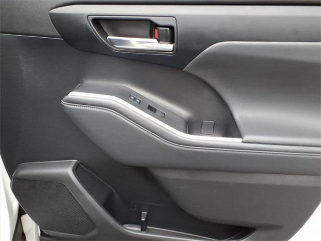 used 2023 Toyota Highlander car, priced at $35,008