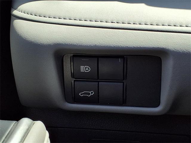 used 2022 Toyota Highlander car, priced at $37,073