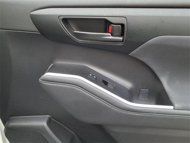 used 2023 Toyota Highlander car, priced at $32,425