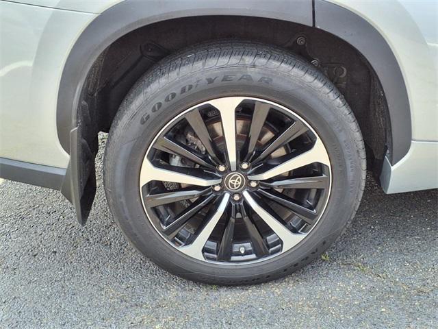 used 2022 Toyota Highlander car, priced at $39,092