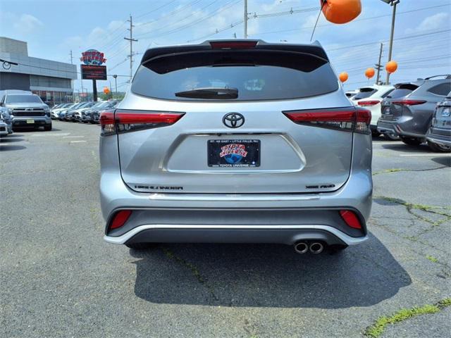 used 2022 Toyota Highlander car, priced at $39,092