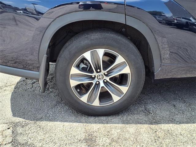 used 2022 Toyota Highlander car, priced at $35,338