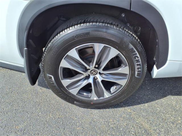 used 2022 Toyota Highlander car, priced at $35,725