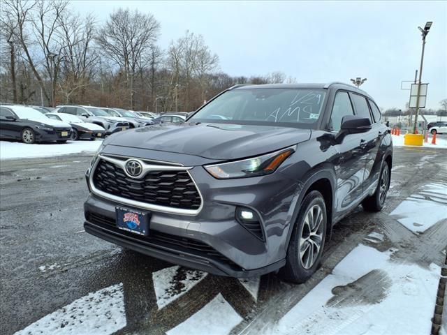 used 2022 Toyota Highlander car, priced at $33,498