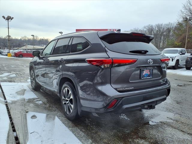 used 2022 Toyota Highlander car, priced at $33,498