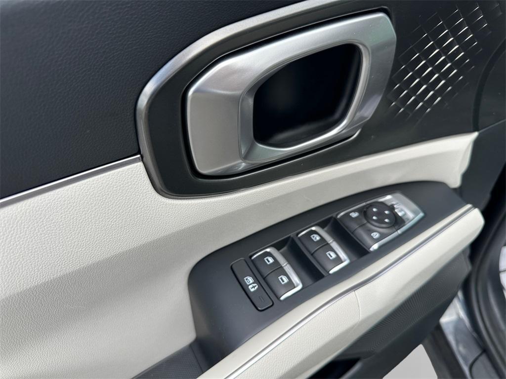 used 2022 Kia Sorento Hybrid car, priced at $23,984
