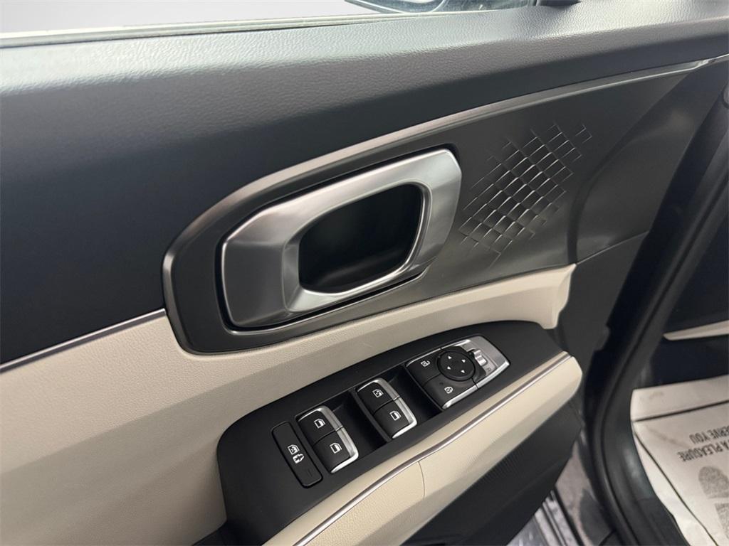 used 2022 Kia Sorento Hybrid car, priced at $23,984