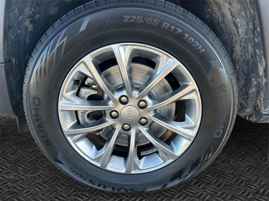 used 2021 Jeep Cherokee car, priced at $21,087