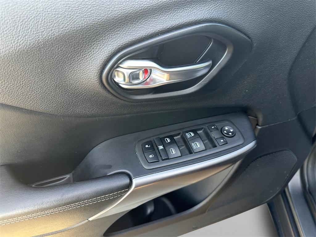 used 2021 Jeep Cherokee car, priced at $21,087