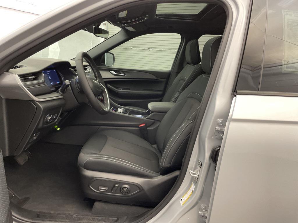 new 2025 Jeep Grand Cherokee car, priced at $35,221