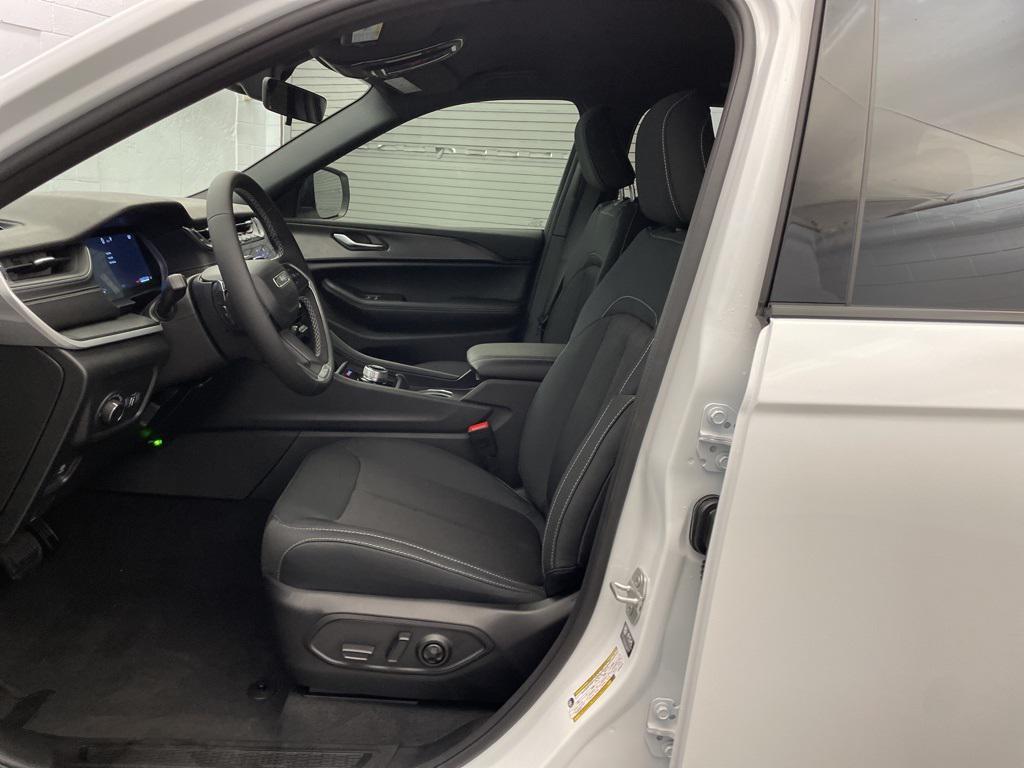 new 2025 Jeep Grand Cherokee car, priced at $31,654