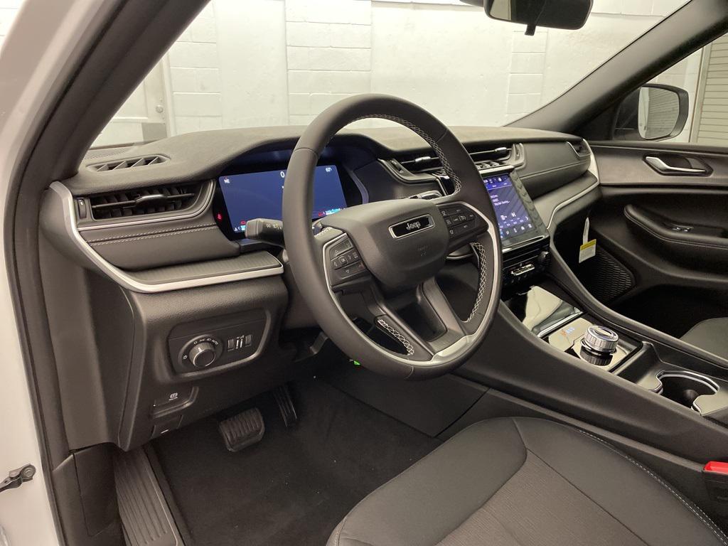 new 2025 Jeep Grand Cherokee car, priced at $31,654