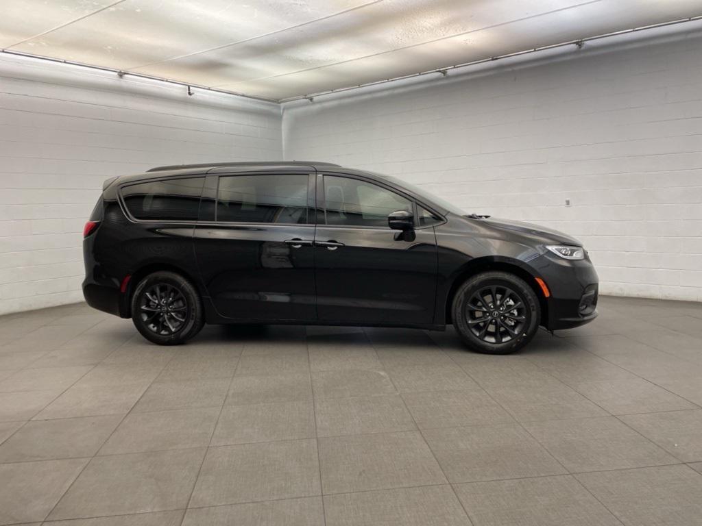 new 2025 Chrysler Pacifica car, priced at $40,868
