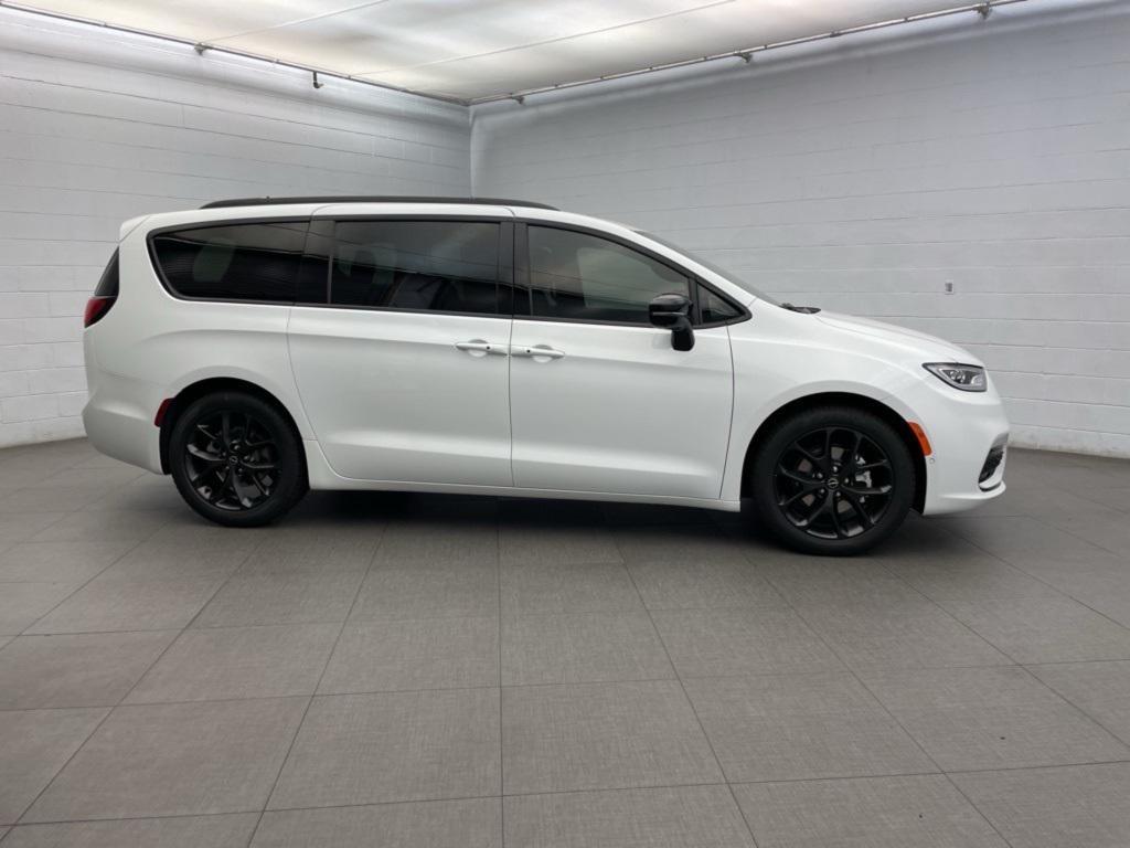 new 2026 Chrysler Pacifica car, priced at $45,477
