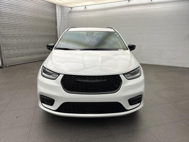 new 2025 Chrysler Pacifica car, priced at $41,004