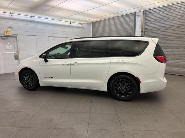 new 2025 Chrysler Pacifica car, priced at $41,004