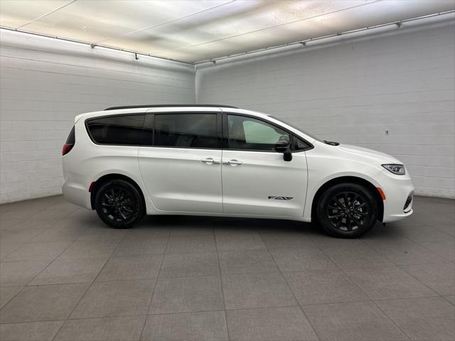new 2025 Chrysler Pacifica car, priced at $41,004